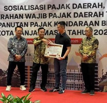 Penghargaan kali ini diterima Rudini Geman, putra pemilik, generasi penerus usaha, yang mewakili sang ayah Geman Yusuf SH MH,  Sabtu (15/11/2025), (SuarIndonesia/ZI)