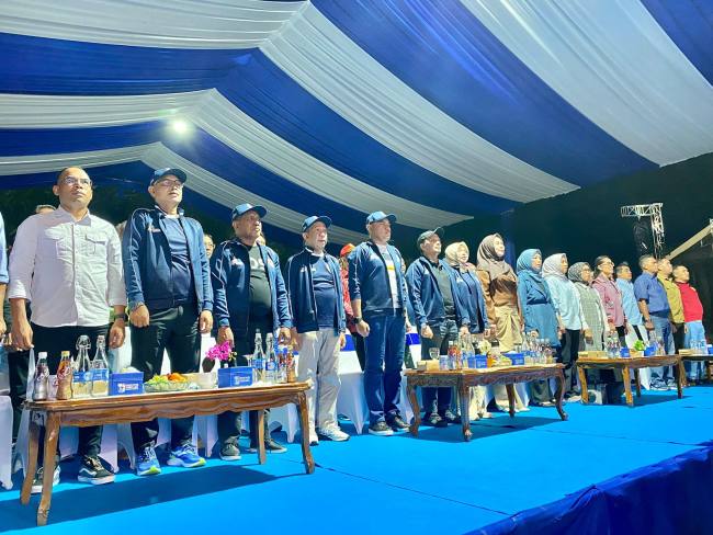 Porprov XII Kalimantan Selatan  resmi ditutup oleh Wakil Gubernur Kalimantan Selatan, Hasnuryadi Sulaiman, di Stadion Pertasi Kencana, Kabupaten Tanah Laut, Jumat (14/11/2025) malam. (SuarIndonesia/Adv)