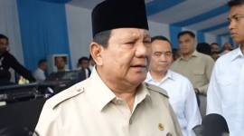 Presiden Prabowo Subianto memberikan keterangan pers usai menghadiri peluncuran digitalisasi pembelajaran untuk Indonesia Cerdas di SMP Negeri 4 Kota Bekasi, Jawa Barat, Senin (17/11/2025). (Foto: Antara/Mentari Dwi G)