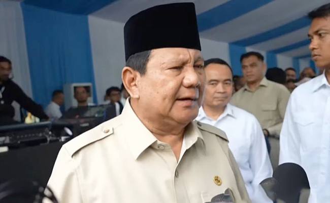 Presiden Prabowo Subianto memberikan keterangan pers usai menghadiri peluncuran digitalisasi pembelajaran untuk Indonesia Cerdas di SMP Negeri 4 Kota Bekasi, Jawa Barat, Senin (17/11/2025). (Foto: Antara/Mentari Dwi G)