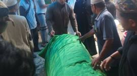 Jasad korban ketika dibawa pulang pihak keluarga dari RSUD Ulin Banjarmasin. (SuarIndonesia/DO)