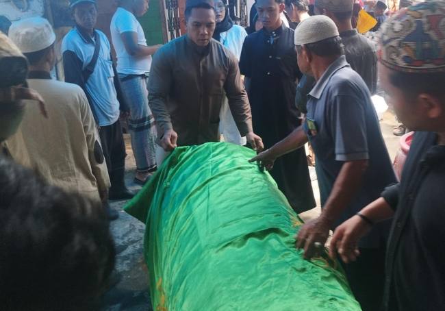 Jasad korban ketika dibawa pulang pihak keluarga dari RSUD Ulin Banjarmasin. (SuarIndonesia/DO)
