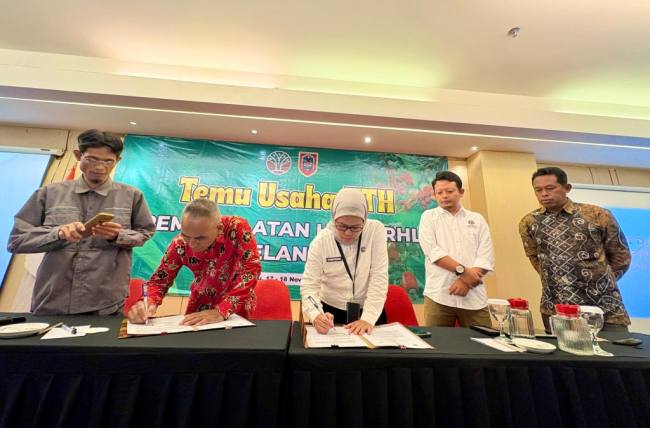 turut dilakasanakan penandatanganan Nota Kesepahaman (MoU) antara Dinas Kehutanan Provinsi Kalimantan Selatan dan Koperasi Merah Putih Desa Jatisari, Kabupaten Wonogiri. (SuarIndonesia/Adv)