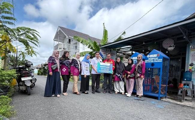 PROGRAM: Bank Kalsel salurkan dana CSR sebesar Rp50 juta pada program “Tempat Sampah Sedekah Botol Plastik”
