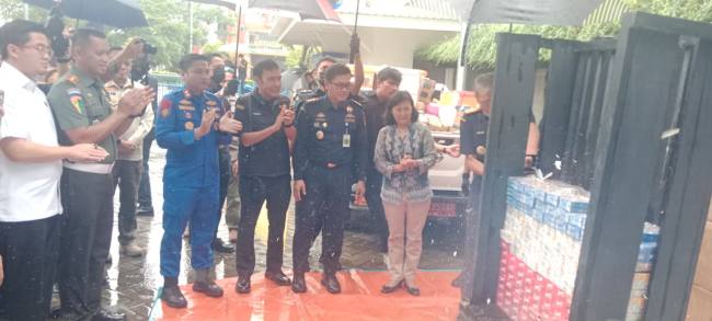 Direktorat Jenderal Bea dan Cukai (DJBC) Kalimantan Bagian Selatan, dimusnahkan barang bukti hasil penindakan cukai di halaman kantor setempat, Jalan A. Yani Km 2,5, Kamis (20/11/2025). (SuarIndonesia/DO)