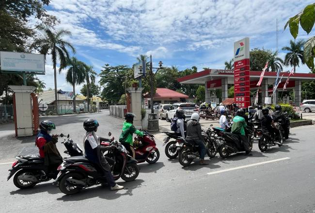 Antriann BBM  di SPBU