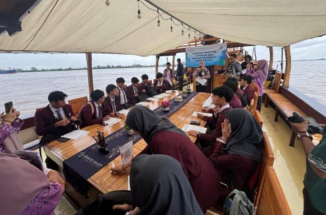 Bank Kalsel gencar mendorong masyarakat untuk menjauhkan diri dari ancaman pinjaman online, hingga praktik judi online mulai sejak dini. (Foto/SuarIndonesia)