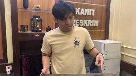 Kanit Reskrim POlsekta Banjarmasin Tengah, Ipda Raihan Fakhri tunjukan barang bukti. (SuarIndonesia/DO)