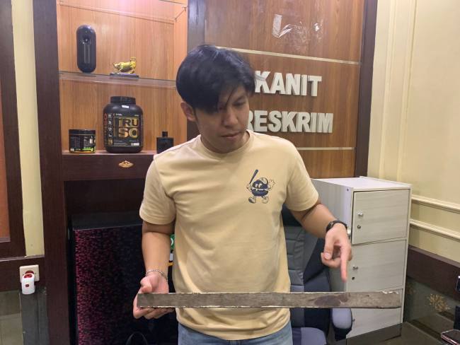 Kanit Reskrim POlsekta Banjarmasin Tengah, Ipda Raihan Fakhri tunjukan barang bukti. (SuarIndonesia/DO)