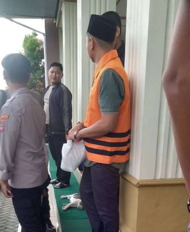 Ahmad Maulana, mantan Teller di Bank Cabang Kotabaru Unit Senakin, dua kali divonis bersalah oleh Hakim Pengadilan Tipikor Bnajaramsin, Kamis (20/11/2025) (SuarIndonesia/ZI)