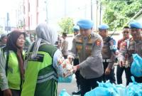 Turut hadir Kombes Pol Rahmat Budi Handoko dari Divisi Propam Polri, yang menyerahkan bingkisan. Ia kebetulan melaksanakan asistensi di Polda Kalsel., Jumat (21/11/2025).(SuarIndonesia/Ist)