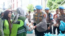 Turut hadir Kombes Pol Rahmat Budi Handoko dari Divisi Propam Polri, yang menyerahkan bingkisan. Ia kebetulan melaksanakan asistensi di Polda Kalsel., Jumat (21/11/2025).(SuarIndonesia/Ist)