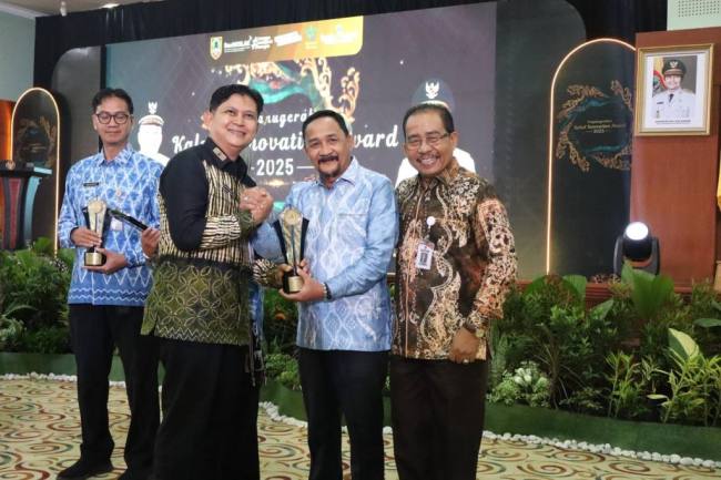 ada ajang Kalsel Innovation Award 2025, DPKP Kalsel sukses menjadi Juara 1 kategori SKPD, yang digelar di Gedung Idham Chalid Banjarbaru, Kamis (20/11/2025) (SuarIndonesia/Adv)