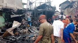 Amuk api di kawasan Teluk Tiram Gang SMA, Banjarmasin Barat,  Sabtu (22/11/2025) (SuarIndonesia/DO)