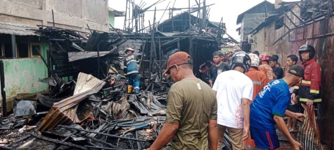 Amuk api di kawasan Teluk Tiram Gang SMA, Banjarmasin Barat,  Sabtu (22/11/2025) (SuarIndonesia/DO)