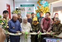 Gubernur Kalsel) H. Muhidin bersama-sama potong pita tanda resmikan Amanah Fertility Centre klinik bayi tabung (In Vitro Fertilization/IVF) pertama di Banua dengan tagline “Dua Garis, Kebahagiaan Amanah”,, Sabtu (22/11/2025). (SuarIndonesia/dv)