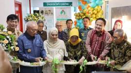 Gubernur Kalsel) H. Muhidin bersama-sama potong pita tanda resmikan Amanah Fertility Centre klinik bayi tabung (In Vitro Fertilization/IVF) pertama di Banua dengan tagline “Dua Garis, Kebahagiaan Amanah”,, Sabtu (22/11/2025). (SuarIndonesia/dv)