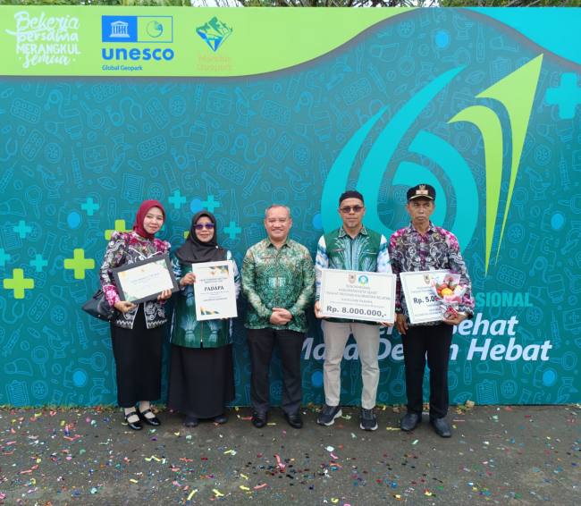 Acara digelar di Halaman Gedung Idham Chalid, Kantor Gubernur Kalimantan Selatan, Kota Banjarbaru, Sabtu (22/11/2025), Balangan berhasil meraih dua penghargaan sekaligus di bidang kesehatan. (SuarIndonesia/Adv)