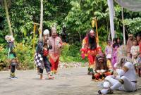 Festival Racah Mampulang Bakarasmin keempat di kawasan Wisata Pasar Budaya Racah Mampulang, Desa Balida, Kecamatan Paringin, Sabtu (22/11/2025). (SuarIndonesia/Adv)