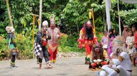 Festival Racah Mampulang Bakarasmin keempat di kawasan Wisata Pasar Budaya Racah Mampulang, Desa Balida, Kecamatan Paringin, Sabtu (22/11/2025). (SuarIndonesia/Adv)
