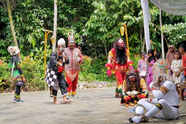 Festival Racah Mampulang Bakarasmin keempat di kawasan Wisata Pasar Budaya Racah Mampulang, Desa Balida, Kecamatan Paringin, Sabtu (22/11/2025). (SuarIndonesia/Adv)
