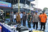 Cek peralatan pada Latihan Gabungan (Latgab) SAR Tahun 2025 yang bertempat di Lapangan Apel Mako Lanal Banjarmasin Senin (24/11/2025) (SuarIndonesia/Ist)