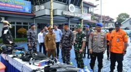 Cek peralatan pada Latihan Gabungan (Latgab) SAR Tahun 2025 yang bertempat di Lapangan Apel Mako Lanal Banjarmasin Senin (24/11/2025) (SuarIndonesia/Ist)
