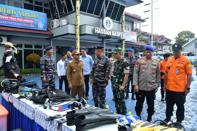 Cek peralatan pada Latihan Gabungan (Latgab) SAR Tahun 2025 yang bertempat di Lapangan Apel Mako Lanal Banjarmasin Senin (24/11/2025) (SuarIndonesia/Ist)