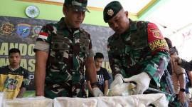 Danrem 121/Abw Brigjen TNI Purnomosidi (kedua kanan) bersama Dansatgas Pamtas 1/PBC/1 Kostrad, Letkol Arh Andy Qomarudin (kanan) melihat barang bukti sabu hasil tangkapan Satgas Pamtas 1/PBC/1 Kostrad saat gelar perkara di Mako Pos Kotis Gabma Entikong, Kabupaten Sanggau, Kalimantan Barat, Senin (24/11/2025). (ANTARA/HO-Jessica Helena Wuysang)