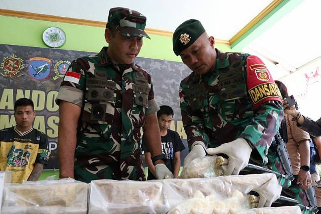 Danrem 121/Abw Brigjen TNI Purnomosidi (kedua kanan) bersama Dansatgas Pamtas 1/PBC/1 Kostrad, Letkol Arh Andy Qomarudin (kanan) melihat barang bukti sabu hasil tangkapan Satgas Pamtas 1/PBC/1 Kostrad saat gelar perkara di Mako Pos Kotis Gabma Entikong, Kabupaten Sanggau, Kalimantan Barat, Senin (24/11/2025). (ANTARA/HO-Jessica Helena Wuysang)