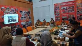 BPBD Balangan menggelar rapat koordinasi bersama delapan kecamatan di Ruang Rapat BPBD Balangan, Senin (24/11/2025). (SuarIndonesia/Adv)