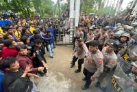 Massa melakukan aksi demo di depan Gedung DPRD Kalsel Jalan Lambung Mangkurat Banjarmasin, Senin (24/11/2025). (SuarIndonesia/ZI)