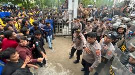 Massa melakukan aksi demo di depan Gedung DPRD Kalsel Jalan Lambung Mangkurat Banjarmasin, Senin (24/11/2025). (SuarIndonesia/ZI)
