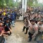 Massa melakukan aksi demo di depan Gedung DPRD Kalsel Jalan Lambung Mangkurat Banjarmasin, Senin (24/11/2025). (SuarIndonesia/ZI)