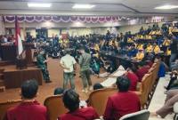 Aksi yang berlangsung dari depan gedung DPRD Kalsel itu menjadi bersejarah karena untuk pertama kalinya massa diperbolehkan masuk dan mengisi ruang Paripurna, Rabu (26/11/2025) (SuarIndonesia/HM).