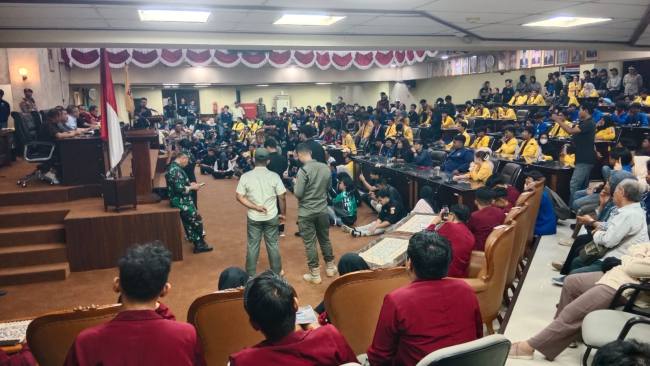 Aksi yang berlangsung dari depan gedung DPRD Kalsel itu menjadi bersejarah karena untuk pertama kalinya massa diperbolehkan masuk dan mengisi ruang Paripurna, Rabu (26/11/2025) (SuarIndonesia/HM).