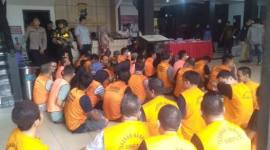 Semua tersangka, terdiri  52 laki-laki dan 5 perempuan dengan jumlah kasus sebanyak 49 Laporan Polisi (LP) (SuarIndonesia/ZI)