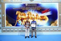 PENGHARGAAN- Wali Kota Banjarmasin, HM Yamin HR didampingi Kepala Dinas Perdagangan dan Perindustrian Kota Banjarmasin, Ichrom Muftezar saat menerima Penghargaan TPID Award 2025 dan kembali Pertemuan Tahunan Bank Indonesia (PTBI) 2025 yang diselenggarakan oleh Bank Indonesia di Jakarta, Jumat (28/11/2025).