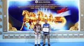 PENGHARGAAN- Wali Kota Banjarmasin, HM Yamin HR didampingi Kepala Dinas Perdagangan dan Perindustrian Kota Banjarmasin, Ichrom Muftezar saat menerima Penghargaan TPID Award 2025 dan kembali Pertemuan Tahunan Bank Indonesia (PTBI) 2025 yang diselenggarakan oleh Bank Indonesia di Jakarta, Jumat (28/11/2025).