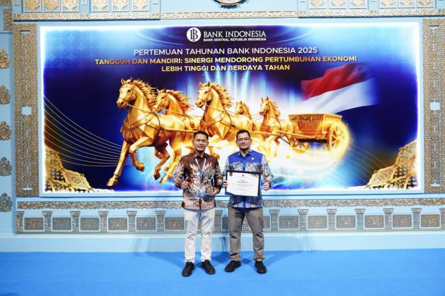 PENGHARGAAN- Wali Kota Banjarmasin, HM Yamin HR didampingi Kepala Dinas Perdagangan dan Perindustrian Kota Banjarmasin, Ichrom Muftezar saat menerima Penghargaan TPID Award 2025 dan kembali Pertemuan Tahunan Bank Indonesia (PTBI) 2025 yang diselenggarakan oleh Bank Indonesia di Jakarta, Jumat (28/11/2025).