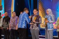 PENGHARGAAN- Kepala Bappenda Kalsel H Subhan Yaumil saat menerima penghagaan Pemerintah Daerah dengan Diagnostic Tools Terbaik dalam penerimaan pajak Daerah pada Pertemuan Tahunan Bank Indonesia (PTBI) 2025 yang digelar Perwakilan BI Provinsi Kalsel di Ballroom Hotel Fugo Banjarmasin.