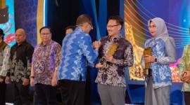 PENGHARGAAN- Kepala Bappenda Kalsel H Subhan Yaumil saat menerima penghagaan Pemerintah Daerah dengan Diagnostic Tools Terbaik dalam penerimaan pajak Daerah pada Pertemuan Tahunan Bank Indonesia (PTBI) 2025 yang digelar Perwakilan BI Provinsi Kalsel di Ballroom Hotel Fugo Banjarmasin.