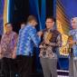 PENGHARGAAN- Kepala Bappenda Kalsel H Subhan Yaumil saat menerima penghagaan Pemerintah Daerah dengan Diagnostic Tools Terbaik dalam penerimaan pajak Daerah pada Pertemuan Tahunan Bank Indonesia (PTBI) 2025 yang digelar Perwakilan BI Provinsi Kalsel di Ballroom Hotel Fugo Banjarmasin.