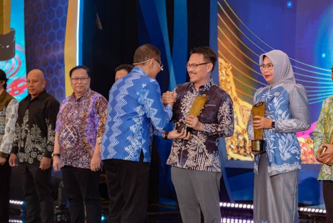PENGHARGAAN- Kepala Bappenda Kalsel H Subhan Yaumil saat menerima penghagaan Pemerintah Daerah dengan Diagnostic Tools Terbaik dalam penerimaan pajak Daerah pada Pertemuan Tahunan Bank Indonesia (PTBI) 2025 yang digelar Perwakilan BI Provinsi Kalsel di Ballroom Hotel Fugo Banjarmasin.