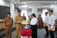 Teks foto : Penyerahan SK PPPK Tahap II Formasi 2024 oleh Wakil Bupati Balangan. foto: MC Balangan