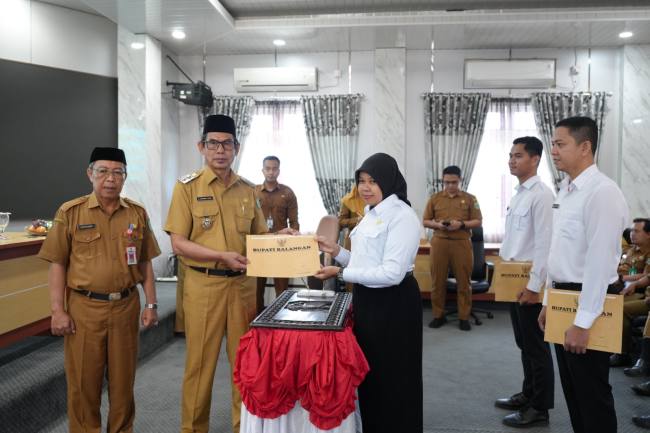 Teks foto  : Penyerahan SK PPPK Tahap II Formasi 2024 oleh Wakil Bupati Balangan. foto: MC Balangan