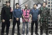 Penyidik Kejaksaan Negeri (Kejari) Balangan saat membawa tersangka ke Lapas Amuntai, Kabupaten Hulu Sungai Utara, Kalimantan Selatan, Kamis (27/11/2025). (Foto: Antara/Ragil Darmawan)