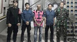 
Penyidik Kejaksaan Negeri (Kejari) Balangan saat membawa tersangka ke Lapas Amuntai, Kabupaten Hulu Sungai Utara, Kalimantan Selatan, Kamis (27/11/2025). (Foto: Antara/Ragil Darmawan)