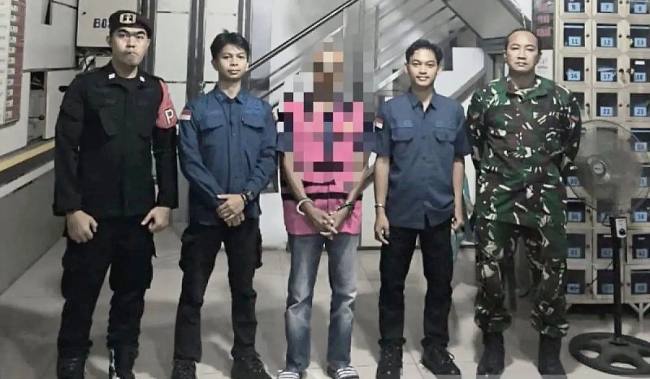 
Penyidik Kejaksaan Negeri (Kejari) Balangan saat membawa tersangka ke Lapas Amuntai, Kabupaten Hulu Sungai Utara, Kalimantan Selatan, Kamis (27/11/2025). (Foto: Antara/Ragil Darmawan)