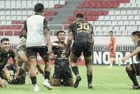 PS Barito Putera (hitam) berhasil menang dramatis 2-1 saat bertemu Kendal Tornado FC di Stadion Jatidiri, Semarang, Rabu (12/11/2025) sore. (Foto: Instagram @psbaritoputeraofficial)